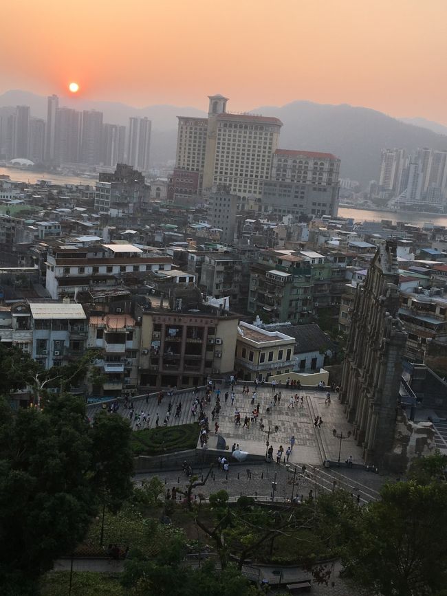 聖ポール天主堂跡と夕陽。