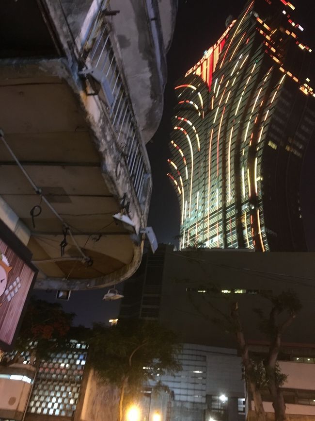 高台から見たグランドリスボアの近くまでやってきました。<br /><br />今日の夕食場所を探します。<br />行ってみたいところは細い路地にあるようでなかなか見つからず、時計屋さんでグーグル出してもらい教えてもらいました。<br />近くまでは来てるようです。<br />あともう少し！！！