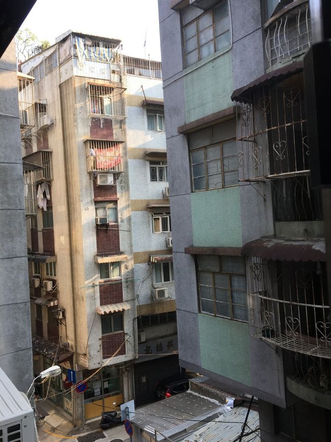 部屋からの眺め。<br /><br />住宅が密集してます。<br /><br />16時すぎ、ホテルを出発しマカオを散策します。