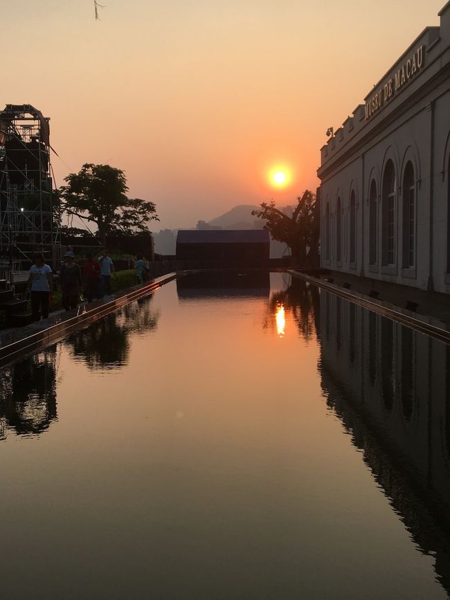 日が暮れてきました。<br /><br />暮れるまで、モンテの砦で待機します。