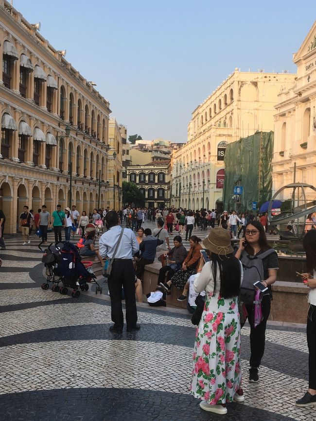 セドナ広場までは、ホテルから10分弱。<br /><br />大混雑です！！！