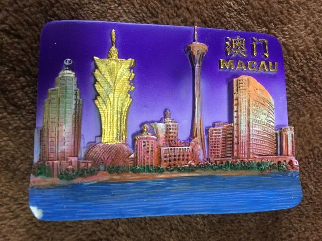 今回のお土産、マグネット。<br /><br />15香港ドル（225円）<br />あと、香港で買った出前一丁もお土産になった（笑）<br /><br />今日は歩きっぱなしで足が痛い！！！<br />24時就寝です。<br /><br />今日の徒歩数　24,066歩也。<br />おやすみなさい。<br /><br />明日は最終日、フェリーで香港まで戻り空港直行です！！！<br />丸一日移動です。<br />エッグタルトも買いますよ(^^♪<br /><br />香港、中国、マカオの３ヶ国まわってきました。<br />ちょっと欲張りすぎた旅行になりました。<br /><br />さて～、次回はどこに行こうかな・・・<br /><br />これで、欲張り旅行記終了です。<br />最後まで読んで下さりありがとうございました。<br /><br /><br />