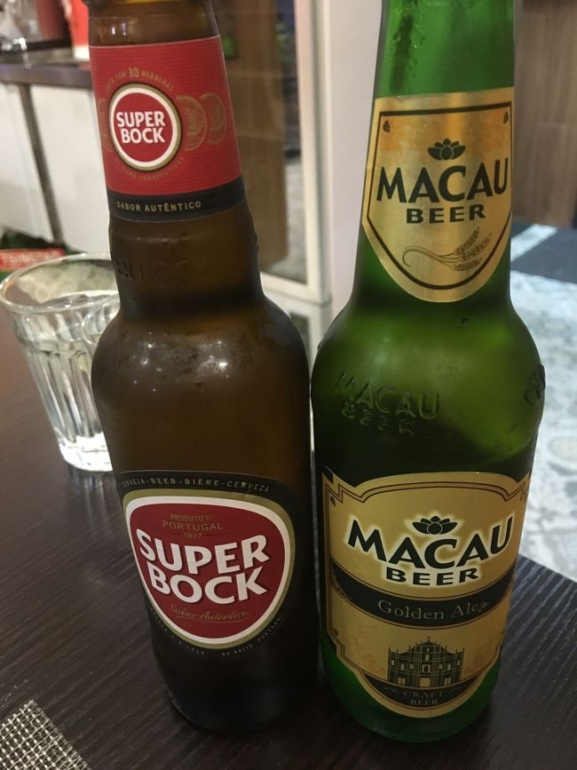 頼んだのは、ポルトガルビール。<br />28香港ドル（420円）小瓶です。<br />アルコール度数は5.2％。<br /><br />マカオビール。<br />同じく28香港ドル。<br />アルコール度数、4.1％。<br /><br />どちらも飲みやすい。<br />セブンでビール飲んでおいて良かった！！！<br />小瓶だから一気飲みしてたかも（笑）