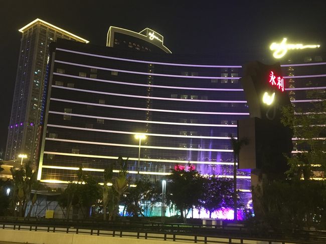 食事を終え、ウィンホテルの噴水ショーを見に行きます。<br /><br />ちょうど２１時、噴水の目の前まで行くには地下道をくぐらないといけません。<br />渡っている間に終わってしまうかも！！！<br /><br />道路越しで見ることにしました。