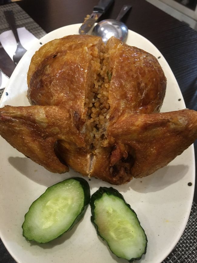 焼雛醸飯　128香港ドル（1,920円）<br /><br />鳥、まるごとその中にぎっしりチキンライスが入ってます。<br />1人では食べきれない量です。