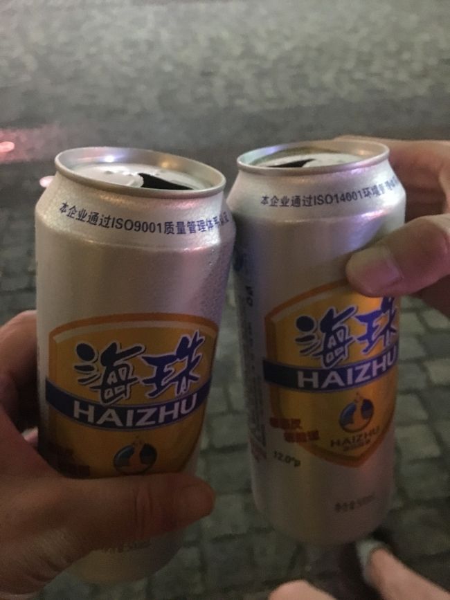 狭い部屋で飲むよりいいよね。<br /><br />暖かい国だから、私達だけではなく座って飲みながらお話してる人達がたくさんいます。