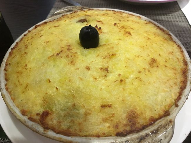 更にもう一品頼んだのが、干しタラとじゃがいものグラタン。<br /><br />大、118香港ドル（1,770円）<br />お腹にたまるボリューム満点の一品。<br />ポテト好きの主人の為に頼みました。<br />これもシンプルな味。