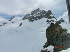 ユングフラウ4156mとメンヒ4107mと直ぐ手前には、
プラトーテラス Jungfraujoch Plateauが見えています。
ユングフラウの山腹からはアレッチ氷河が見えています。
素晴らしい！