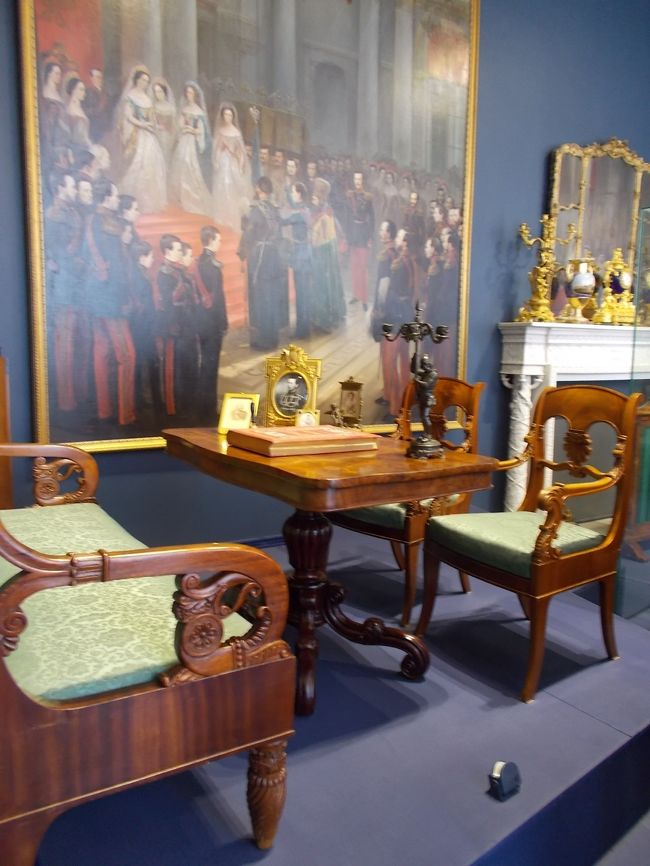 歴史を　伝える！　絵画・・・と　共に、<br />彫刻が　施された！　家具類。