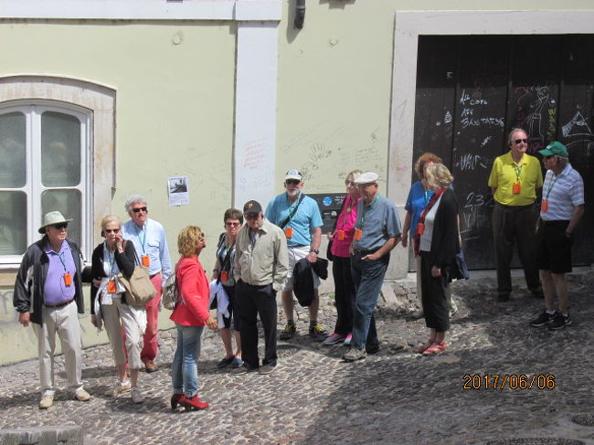 大学を下り降り、旧カテドラル前付近まで来ると、途端に観光客の数が多くなる。