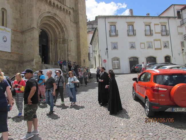ああ、又新たな観光客が黒マントの学生の説明に聞き入っている。
