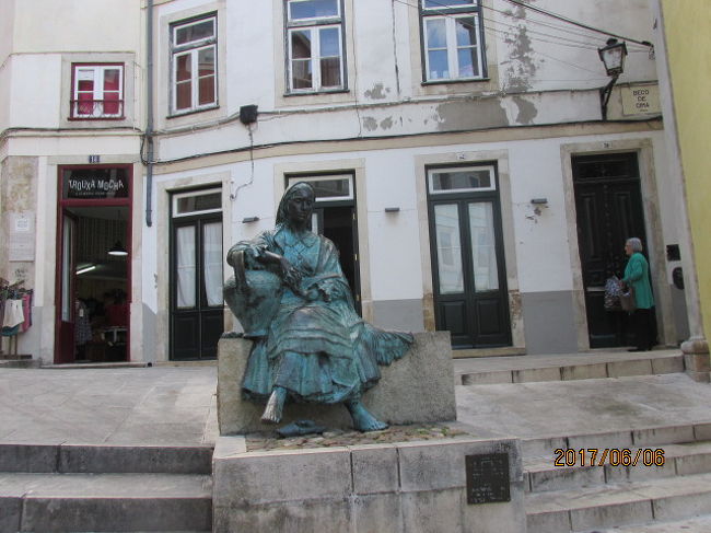 坂の途中には、歴史を刻む、こうした銅像が随所に置かれている。