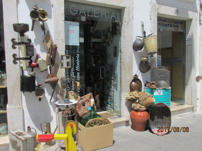 京都三年坂ではないが、坂の途中には、土産物店が散見される。