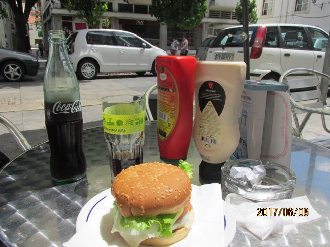 コインブラ駅まで戻り、駅前のレストランで、お昼のハンバーガーを食べる。