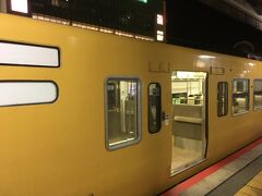 広島駅に到着後呉線に乗り換えました。初めて黄色い古いデザインの電車に乗りました。
