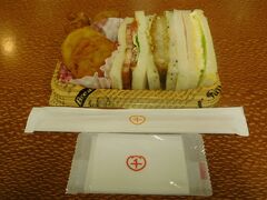 ８：１３

本日は８：３０発の伊丹ー羽田便（１４５９０円）で出発します。

サンドイッチと唐揚げ、ハッシュドポテトの入ったセット５００円を購入してまずは腹ごしらえ♪

サンドイッチだからおかずもフォークで食べたかったのですが、レジのお姉さんに当たり前のようにお箸しかないと言われました。

私が変なのかなぁ？？

そして、このサンドイッチセットが結構なボリュームでなかなか食べ進まず、搭乗がギリギリになってしまいました(;´д｀)