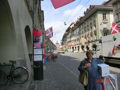 Gerechtigkeitsbrunnen 正義の女神の泉から西の交差点からクラム通りになります。
直ぐに像のない噴水　クロイツガスブルネン Kreuzgassbrunnenがあり、
続いてシムソン泉とツェーリンガー泉があり、時計塔があるところからマルクト通りになります。
