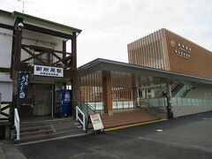 ・新所原駅（左が天竜浜名湖鉄道、右がJRの駅舎です）

食後の一服を済ませ天竜浜名湖鉄道に乗ります。