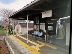 13:38　三ヶ日駅に着きました。（新所原駅から19分）

下り列車と行き違いのため3分間停車します。

駅舎は開業当初（1936年：昭和11年）のものでしょうか～駅舎は国の登録有形文化財に登録されています。