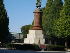 靖国神社に参拝します。