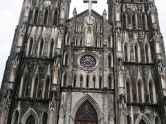 ハノイ大教会。
ガイドブックによってはカビと埃で・・と書いてあったけれど黒ずんだ感じが逆に重々しくて素敵な印象。
近くまで行ってみると2時から入れそうだったので、待つことにしました。
