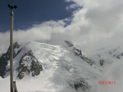 モンブラン 4,810.9m Mont Blanc は、右の雲の中です。
最後まで晴れなかった！
左端がモン・ブラン・デュ・タキュル Mont Blanc du Taculです。
その右がモント・モーディットで雪から顔を出していた。