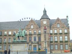 近くはマルクト広場で、ルネッサンス様式のRathaus市庁舎、選帝候JanWellenヤン・ヴェレン騎馬像（1570年）が絵になる形で立っている。

写真はデュッセルドルフの旧市街：市庁舎をバックに選帝候JanWellenヤン・ヴェレン騎馬像