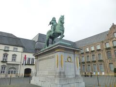 写真はデュッセルドルフの旧市街：選帝候JanWellenヤン・ヴェレン騎馬像