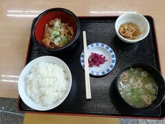 春に塩山でお会いした方と合流し、何も食べてないと言ったら道の駅へ。食事をしましたがカルビ丼とモツ丼しか残ってない。モツ煮丼はしょっぱい。しかも800円のところお釣りを券売機に忘れ1000円に。。。