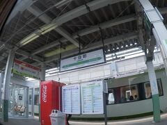 約25分で十日町へ到着。

ここは、北越急行の接続駅でもあります。
下り列車と交換。ここでけっこうな数の下車がありました。