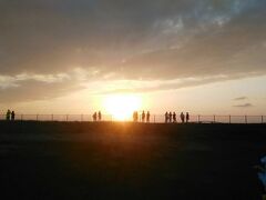 離島での夕陽を見たい～
一日目の夕陽は雲が厚くて×（場所も×）　二日目は間に合わず×

三日目最後の日の夕陽をサンセットビーチに見に来ました。
人がぞくぞくと集まってきます。