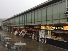 足柄サービスエリアでトイレ休憩。
雨が本格的なので、屋外向けのお店は寂しい状態。