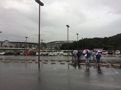 エコパスタジアムの駐車場からスタジアムまでは徒歩10分ほど？
雨はかなり小雨になってます。
