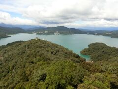 09:45発の日月潭行きのバスに乗ることができ、無事行くことが出来ました♪
旅行記はこちら　→　https://4travel.jp/travelogue/11298225
綺麗な景色を堪能して19:15ごろ台中駅まで戻ってきました。到着した向かいのバス停から12番のバスに乗り、忠孝路夜市に夕食を食べに行きます。