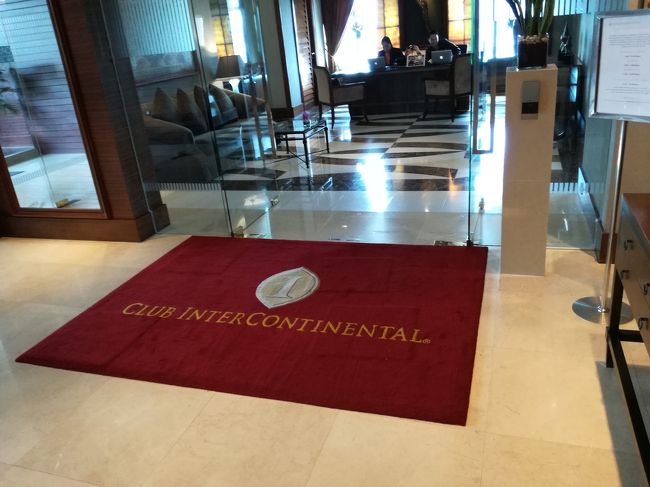 エレベーターでクラブフロアに上がり、チェックイン。<br />入って右手側にクラブラウンジが広がっています。