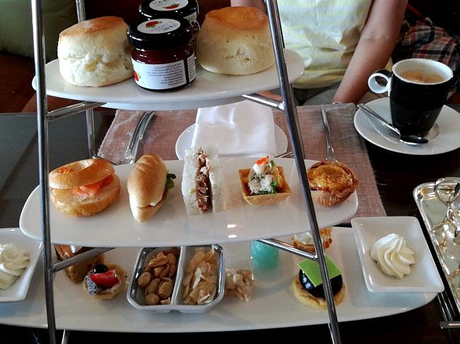 クラブラウンジでのアフタヌーンティー。