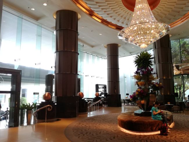 ロビー天井からはすてきなシャンデリア。