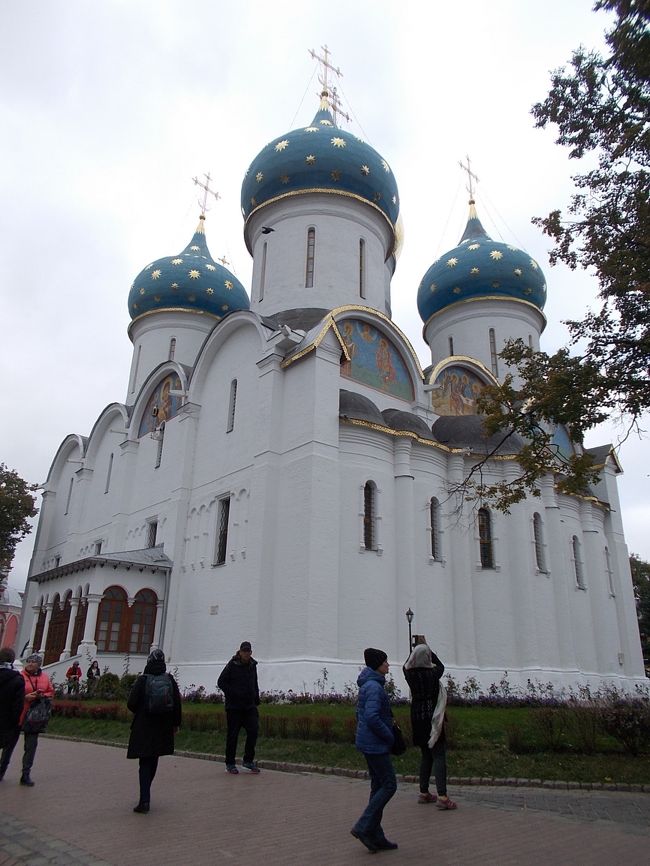 「敬虔な　信者さん」が、　祈り！を　捧げる・・・　立派な　修道院。　<br />「賑わって・・・います」。