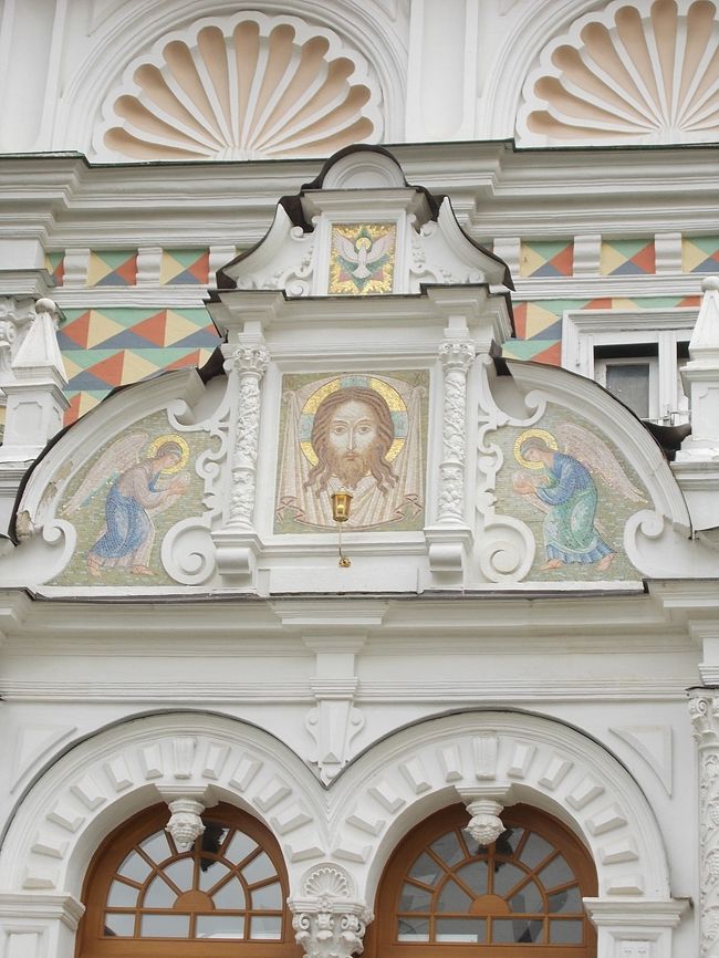 こちら！の　<br />世界遺産　『　ドロイツェ・セルギエフ　修道院　』。<br /><br />ちょっと、　違った・・・「寺院　内装」が　あったりして、<br />とても、　ワクワク！します。<br /><br />コンパクト・・・に　「カラフル　寺院群」が　集結している」って<br />イイ～！ですね～。　（♪）