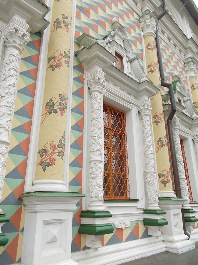 モチロン、「世界遺産」に　指定されている・・・ほど。なので<br />１４　～　１８世紀に　建築された・・・　寺院ばかり。<br />『　本物・・・の　迫力　』　が　あります。<br /><br />「テーマ・パーク　風～」には、　見た目・・・は　思えて。も<br />その　数百年・・・を　数える！<br />「歴史　＆　格式・・・を　備えた！　ロシア正教・教会　ばかり」なんだから、<br />「スゴいっ！！！」　ノデス。　（♪）<br />ーーーーーーーーーーーーーーーー<br />「柔らかい！　色調・・・の　建物」に　入場～。<br />「中・・・って　どんな風！なんだろう～　？」