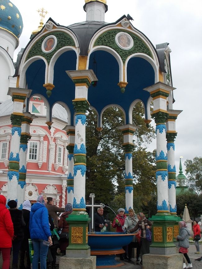 この　カラフルな　塔では、<br />「聖水が、　汲めるんだそう」で<br />姉も、「空っぽ！の　ペットボトル」に　汲んでオリマス。<br /><br />「飲むこと！も　ＯＫ」なので、<br />夜は、　ホテルの部屋・・・で　「有り難い。ありがた～～い」と　飲んでいましたっけ。　（笑）