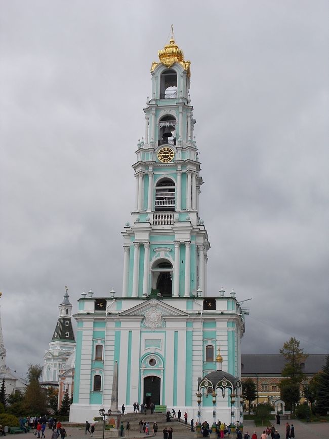 この後、「モスクワ」から　約　２２０ｋｍ　離れた・・・　<br />田舎　『　スズダリ　＆　ウラジミール　』　と　<br />３箇所・・・の　『　黄金の環　』　を　廻った。<br /><br />けど・・・、　「一番、　良かった」のが、<br />コチラ！の　宗教都市　『　セルギエフ・ポサード　』　って　町。<br /><br />だから、「モスクワ　日帰り！観光」も　十分・・・可能」なので<br />是非、「モスクワに　やって来る。なら　一つ！　郊外・・・の　ミニ・トリップ　『　黄金の環　』　を　加えてみては～　？」と　思うノデス。<br /><br />そんなワケ！で　「ココは、　特に・・・オススメ！します」。<br />ーーーーーーーーーーーーーーーーー<br />そうそう、　こちら！の　「壁・・・で　囲まれている　場所」は<br />世界遺産　『　ドロイツェ・セルギエフ　修道院　』。<br /><br />様々な　デザイン・・・の　「ロシア正教　教会群」が　そろい踏み！デスヨ。<br />　　