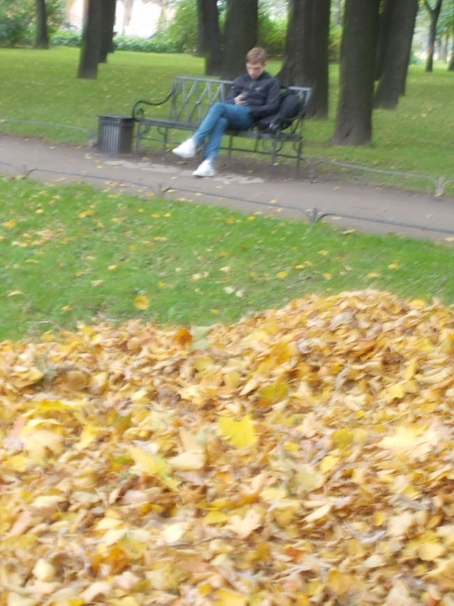 ９月下旬に　出発した・・・　日本・東京は、「気温　２８度。の　真夏（状態）」。<br />ところが、「ロシア」は、　曇り空！で　毎日　気温　一桁・・・の　寒さ。<br /><br />「もう～、　晩秋・・・と　云うより、　冬」って　感じ。<br />だが、　「風・・・が　吹かなければ、「寒さ」って　感じないモノ」なの　？。<br /><br />コートで　装い！を　整えておけば<br />観光、　いぇいぇ・・・　写真撮影に　没頭している。せいか　（？）<br />「寒さ」は、　全く、気にならいない　「ロシア」でした。　（笑）　<br /><br />まぁ～、この先・・・の　真冬！は　「マイナス　２０～３０度」にも　なるそう。なので、<br />こんな　「気温　一桁」に　驚いていては～」って　コト！なんでしょうね～。