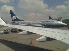 ２時間ちょっとのフライトの後無事メキシコシティに到着！
かっこいいシルバーの機体の飛行機が停まっています。