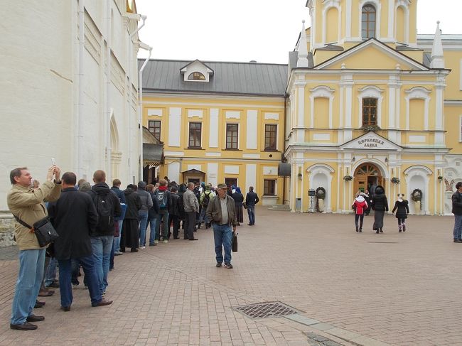 今日は、　日曜日。<br />老若男女。　家族連れ・・・と　<br />「ロシア人」が　いっぱい！　礼拝に　訪れています。<br /><br />彼らは、「聖人！の　棺」に　ご挨拶・・・を　するため。<br />並んでいるのです。<br />ーーーーーーーーーーーーーーー<br />「教会内部！を　拝見するだけ。の　私達・・・　外国人・観光客」は、　<br />列に　並ばず、入場します。