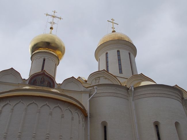 「ロシア人」の　皆さん！が　並んでいる・・・のは、<br />そう～、　この　「金色！の　玉ねぎ頭」の　教会。<br />「修道院内・・・でも　重要な　教会」の　一つ！なんだそう。<br /><br />１４２３年　完成した　「トロイツキー　聖堂」。<br />中・・・は、　と～っても、古いっ。