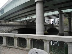 橋の手前に観光船乗り場らしき場所があって、その近くまで行くと日本橋の姿を下から見る事ができました。
時間に余裕がある時なら日本橋クルーズも良いかもしれないですね。