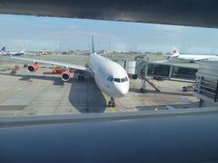 コペンハーゲンのカルトルップ国際空港（CPH)に到着しました。降機の際に乗ってきた航空機の写真を撮りました。