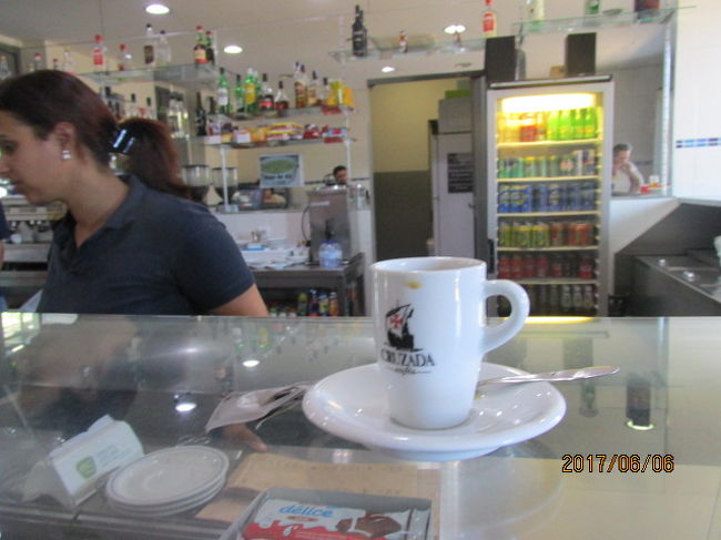 コインブラＢ駅には乗り換え客様に立食のキオスクなどもある。