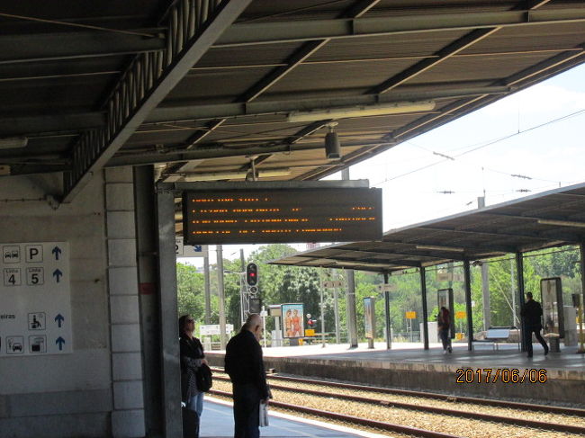 間もなくリスボン行特急が入線してくる。